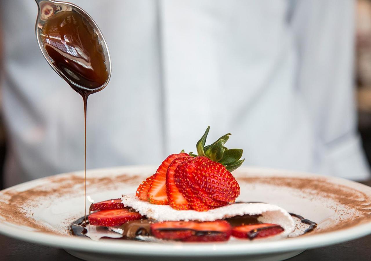 Gran Estanplaza Berrini Hotel Sao Paulo Bagian luar foto Strawberries with balsamic vinegar