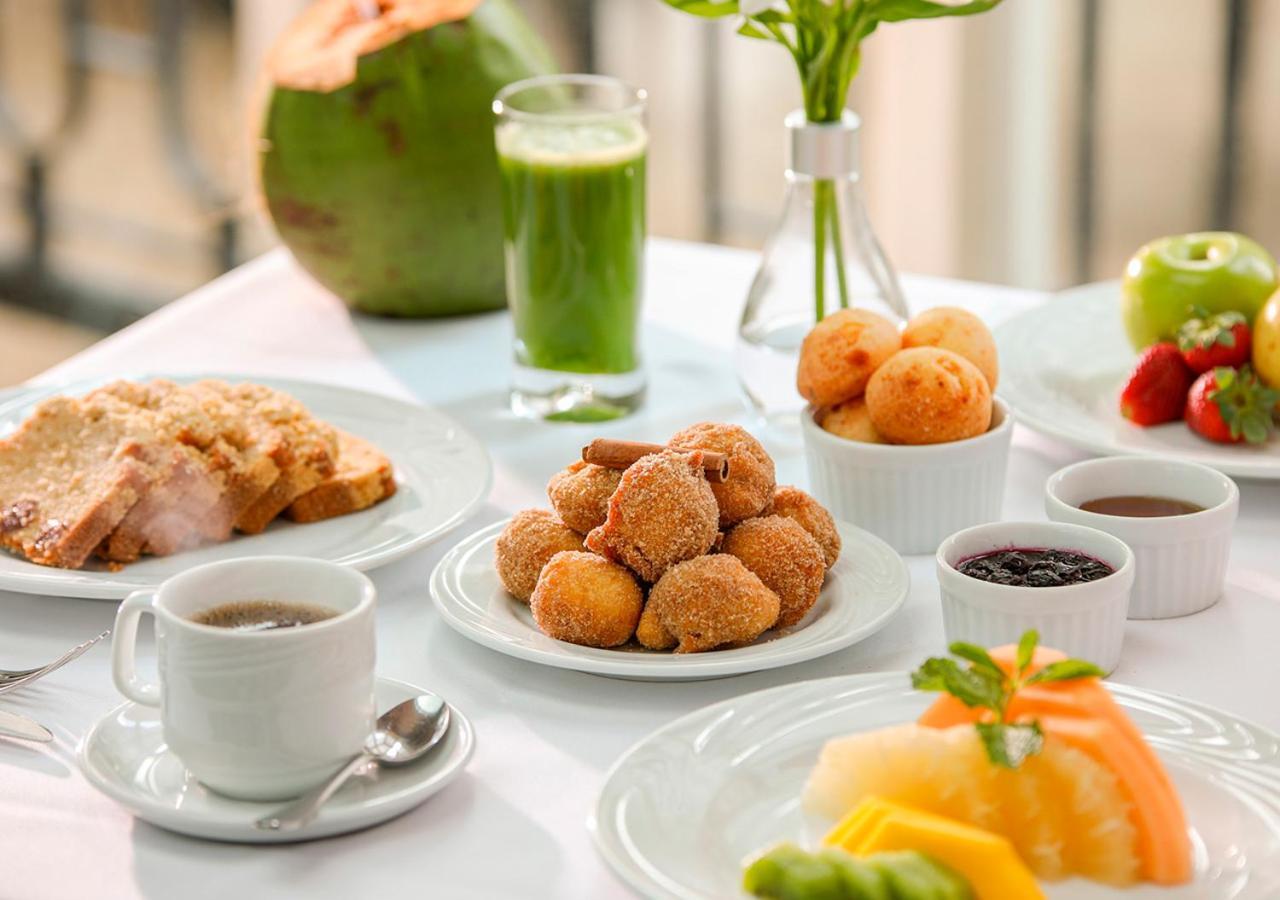 Gran Estanplaza Berrini Hotel Sao Paulo Bagian luar foto A selection of Brazilian breakfast foods