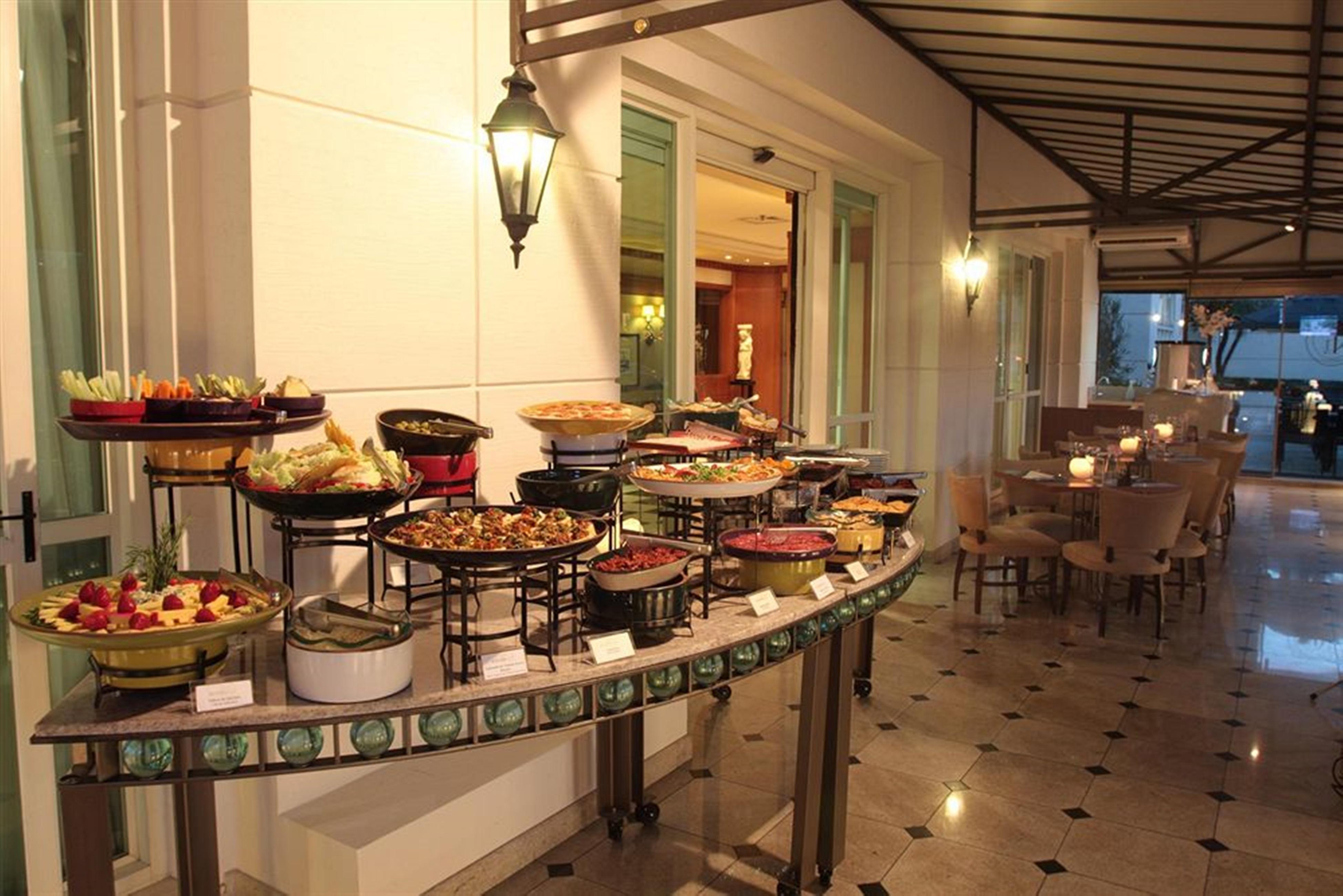 Gran Estanplaza Berrini Hotel Sao Paulo Bagian luar foto A buffet at a hotel